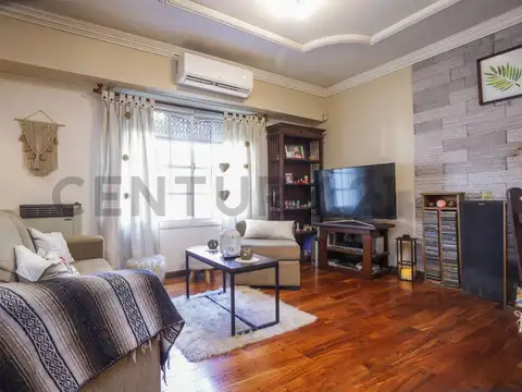 Venta-permuta Casa 5 ambientes en Flores con patio, terraza y cochera