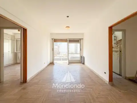 Depto 2 amb. 47m2 al frente con balcón. Baño y toilette. Santa Fe y San Martín.