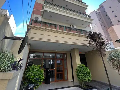 Cochera en alquiler en edificio, fija, techada