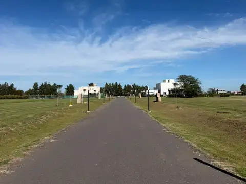 Terreno en Barrio Privado Los pasos Puentes con acceso al Jockey Club (barrio IV)