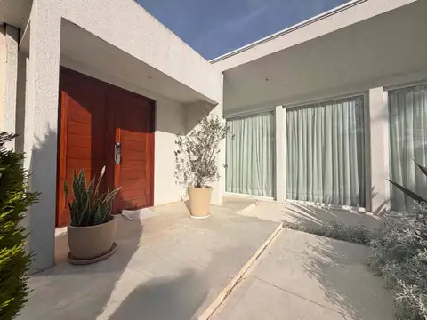 Casa 8 ambientes con 3 baños