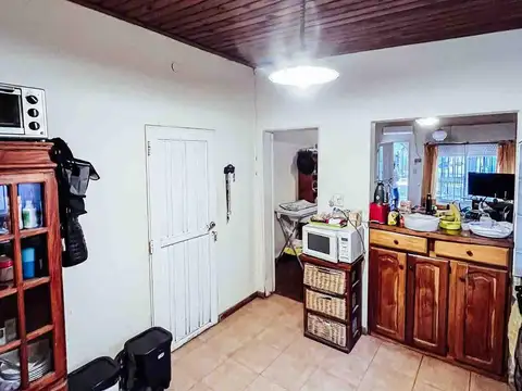 Casa 6 ambientes con 2 baños