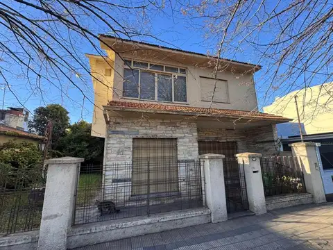 Casa 4 amb, amplio parque, garaje, a refaccionar. CENTRO HUR