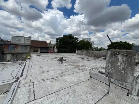 Casa 3 amb a refaccionar con locales El Palomar