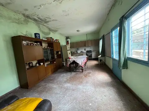 Casa 3 amb a refaccionar con locales El Palomar