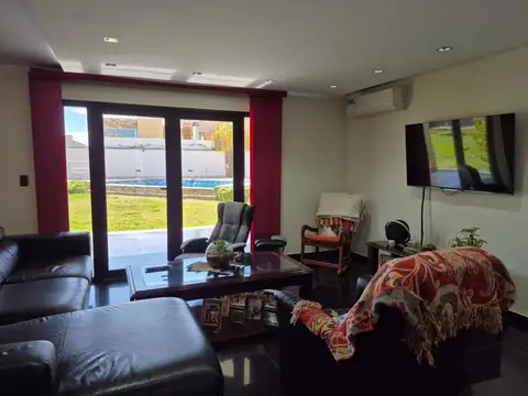 Casa 7 ambientes con 4 baños