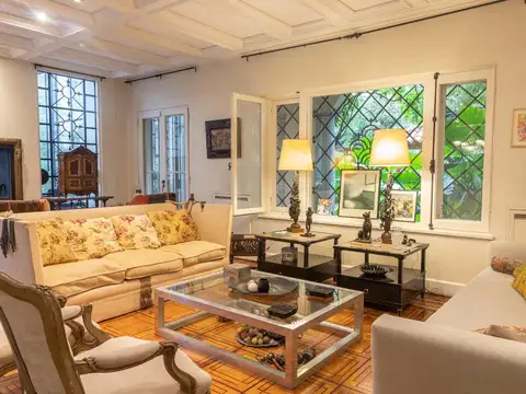 Casa en Alquiler con 4 cocheras