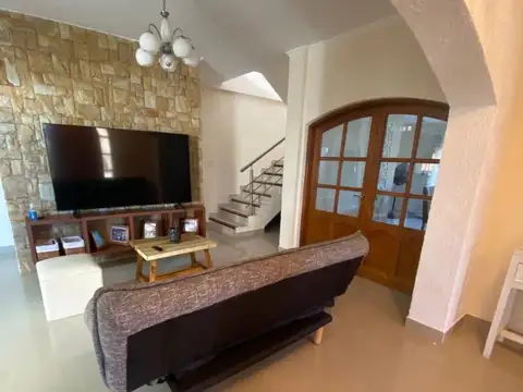 Casa 5 ambientes con 4 baños