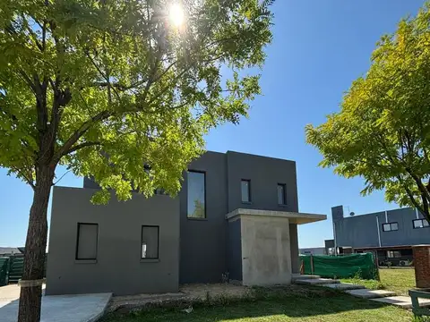 Casa 5 ambientes con 3 baños