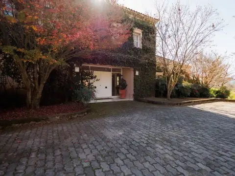 Casa 6 ambientes con 4 baños