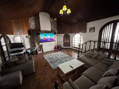 CASA DE CATEGORÍA, 3 PLANTAS, GODOY CRUZ