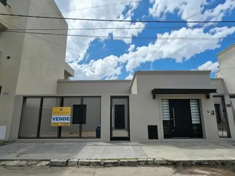 CASA EN VENTA - EXCELENTE UBICACION CAÑUELAS