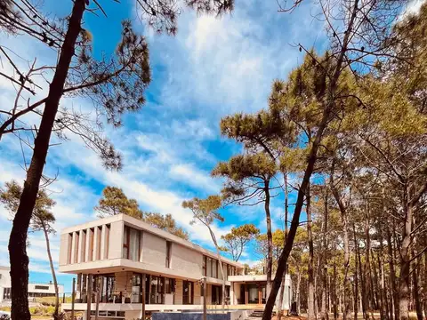 Casa 8 ambientes con 5 baños
