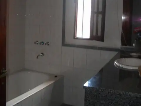 Casa de cuatro ambientes en venta en Haedo Sur Apta Credito