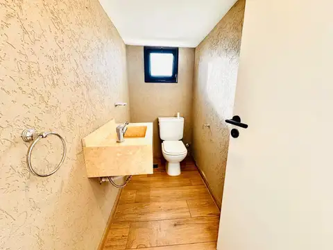 Casa en Alquiler con 4 cocheras