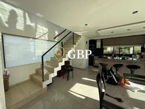 Casa en Venta con 3 cocheras