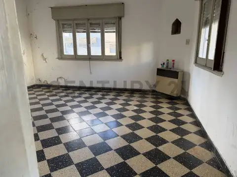 Casa 5 ambientes con 1 baño