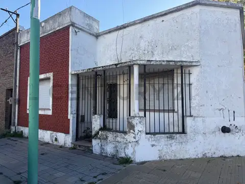 Sarmiento esquina Aristóbulo del Valle. Casa de 3 dormitorios a reciclar en venta, Ensenada.