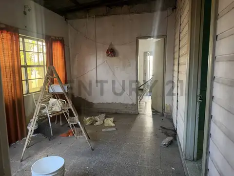 Sarmiento esquina Aristóbulo del Valle. Casa de 3 dormitorios a reciclar en venta, Ensenada.