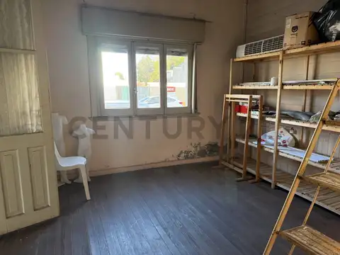 Sarmiento esquina Aristóbulo del Valle. Casa de 3 dormitorios a reciclar en venta, Ensenada.