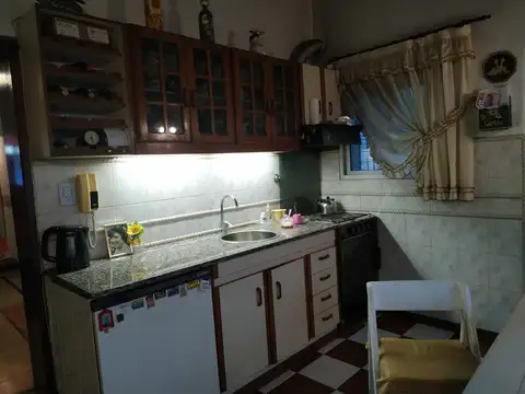 CASA 3 AMBIENTES CON ENTRADA DE AUTO Y COCHERA CUBIERTA - PATIO Y TERRAZA