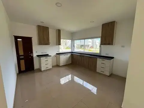 Casa 4 ambientes con 3 baños