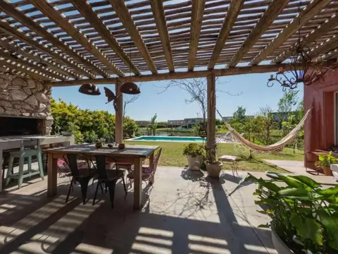 Casa 5 ambientes con 4 baños