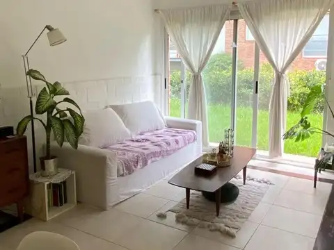 Departamento en alquiler  Las Mercedes con Jardín