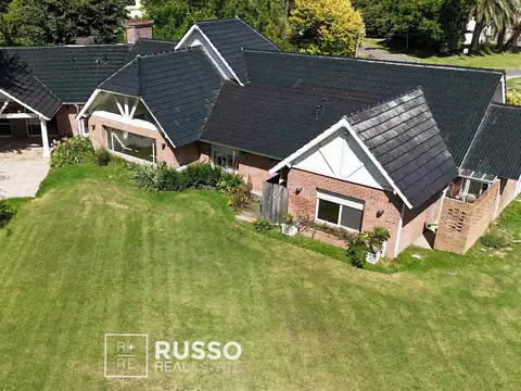 Casa 8 ambientes con 3 baños