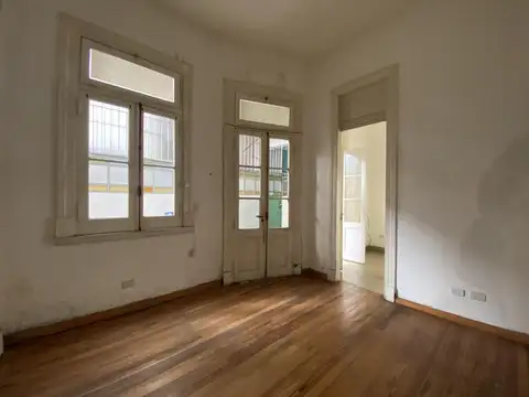 Paseo Colón al 1300, entre Cochabamba y Juan de Garay