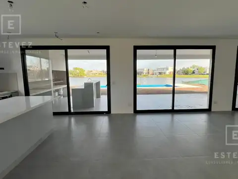 Casa 8 ambientes con 3 baños