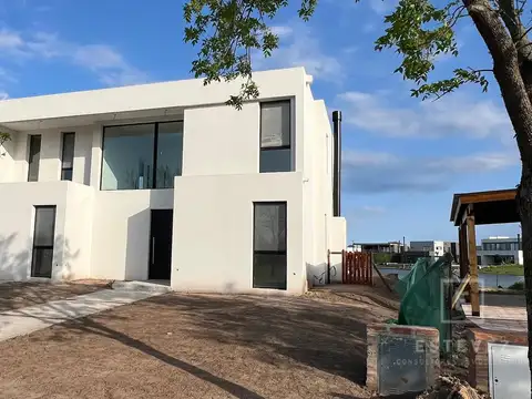 Casa sobre lote a la laguna en venta, 4 dormitorios, Barrio Cerrado, GBA Norte