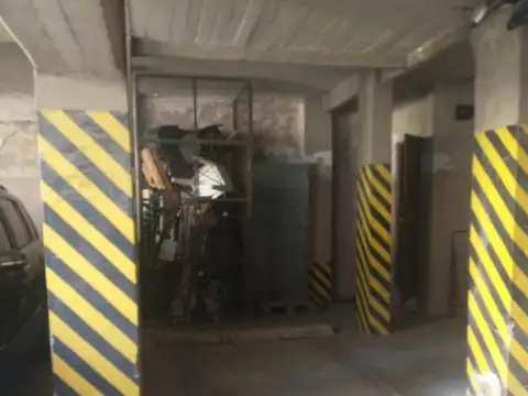 Cochera privada con baulera en Parque Patricios