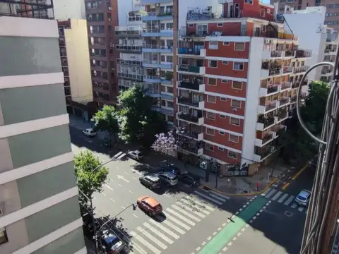 2 AMB AL FRENTE SUPER LUMINOSO, EXCELENTE UBICACIÓN ( 3 C/ AV. J.M.MORENO, 2 C/ AV. LA PLATA, 2 C/ AV. P. GOYENA, 4 C/ SUBTE, ETC). BAÑO Y COCINA COMP