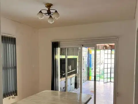 Casa 4 ambientes con 2 baños