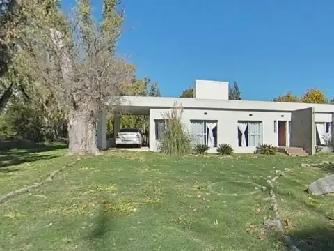 Casa de 4 amb 270m cub, Pileta, Quincho, Cochera, Lote 2000m