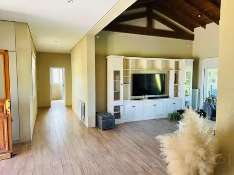 Casa en Alquiler con 6 cocheras