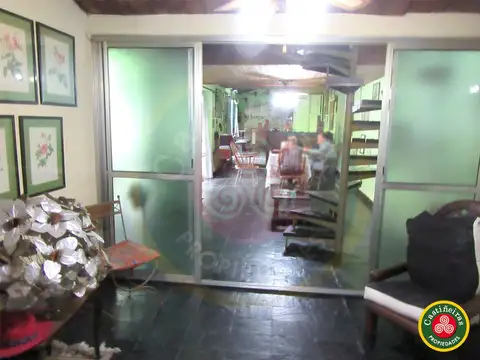 CHALET SOBRE AMPLIO LOTE EN MUY BUENA UBICACIÓN - At. Inversores