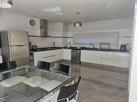 Casa 6 ambientes con 3 baños