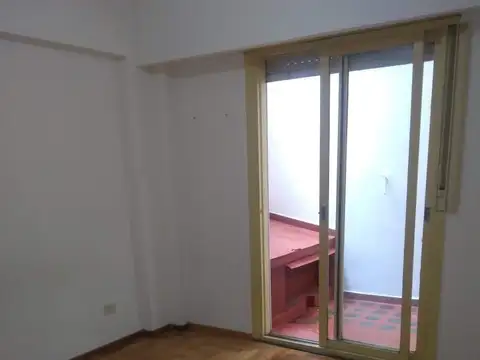 DEPARTAMENTO DE 2 AMBIENTES CON PATIO , INMEJORABLE UBICACION