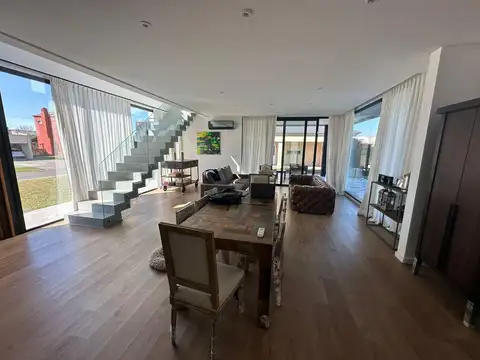 Casa 6 ambientes con 4 baños