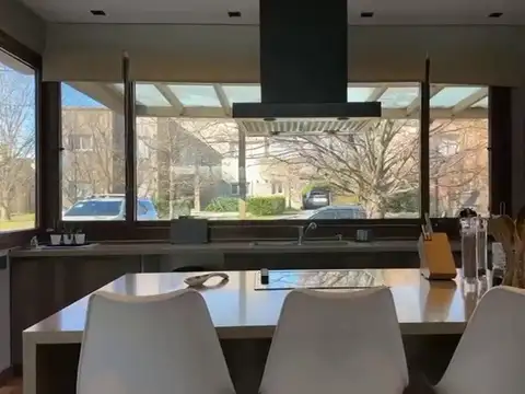 Casa 12 ambientes con 5 baños