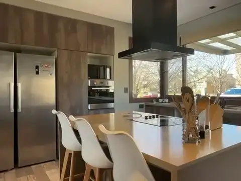 Casa en Alquiler con 2 cocheras