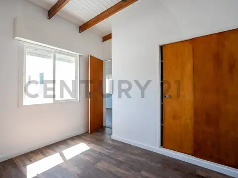 PH en 2° piso por escalera – 2 dormitorios con patio