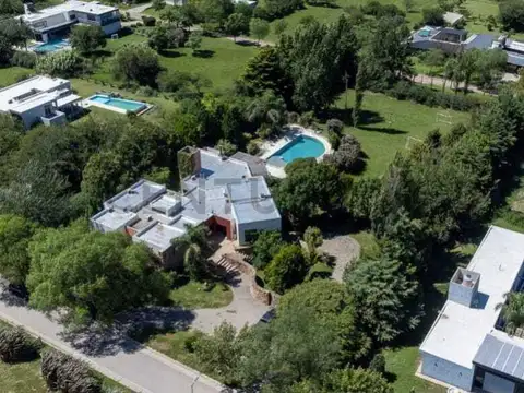 Casa 6 ambientes con 4 baños