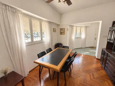 Casa 7 ambientes con 2 baños