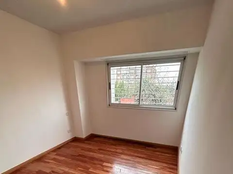 ALQUILER TRES AMBIENTES CON COCHERA EDIFICIO DE CATEGORIA