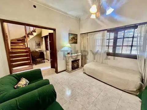 Casa en venta con patio, terraza, cochera y balcón - Banfield