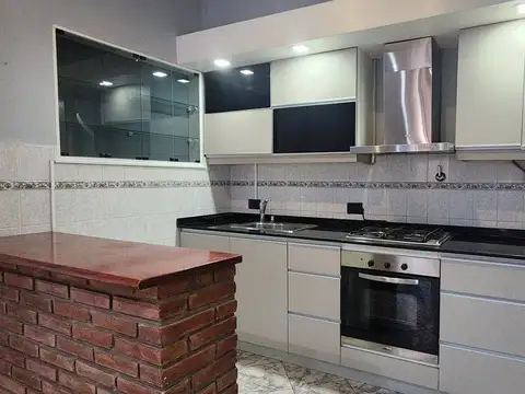 VENTA PH 3 AMB. EN LOMAS DEL MIRADOR CON QUINCHO