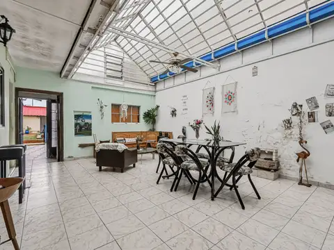 Casa 7 ambientes con 2 baños